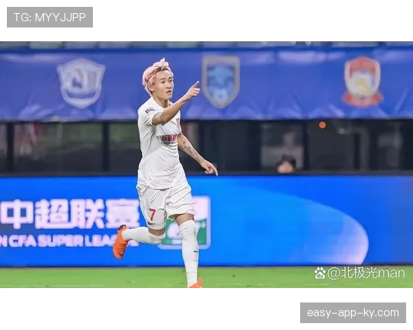 韦世豪戴着名表在路边摊点烤串,老板还以为走错片场 韦世豪戴着名表在路边摊点烤串,老板还以为走错片场